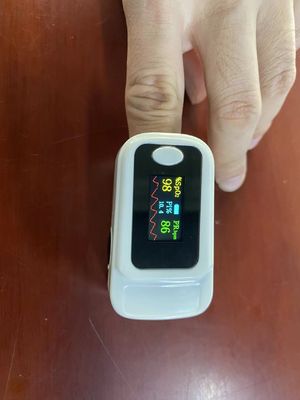 OEM ODM Tragbare Fingerspitze Blut-Sauerstoff-Puls-Monitor Oximeter mit OLED