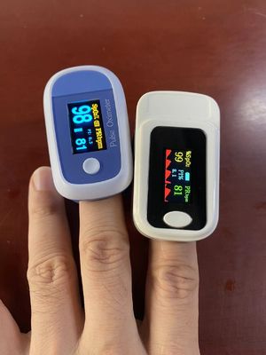 Kleines OLED-Pulsoxymeter mit Fingerspitze, manuell verstellbar für die SpO2-Pulsmonitoring