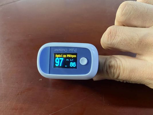 0.96 Zoll OLED Fingerspitzen-Puls-Oximeter Kleines Handbuch Vier Richtungen verstellbar