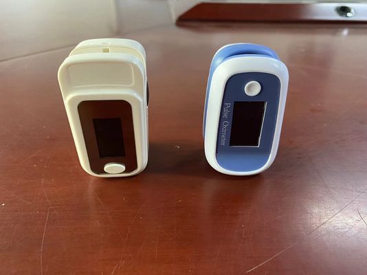 Kleines OLED-Pulsoxymeter mit Fingerspitze, manuell verstellbar für die SpO2-Pulsmonitoring