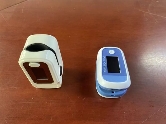 0.96 Zoll OLED Fingerspitzen-Puls-Oximeter Kleines Handbuch Vier Richtungen verstellbar